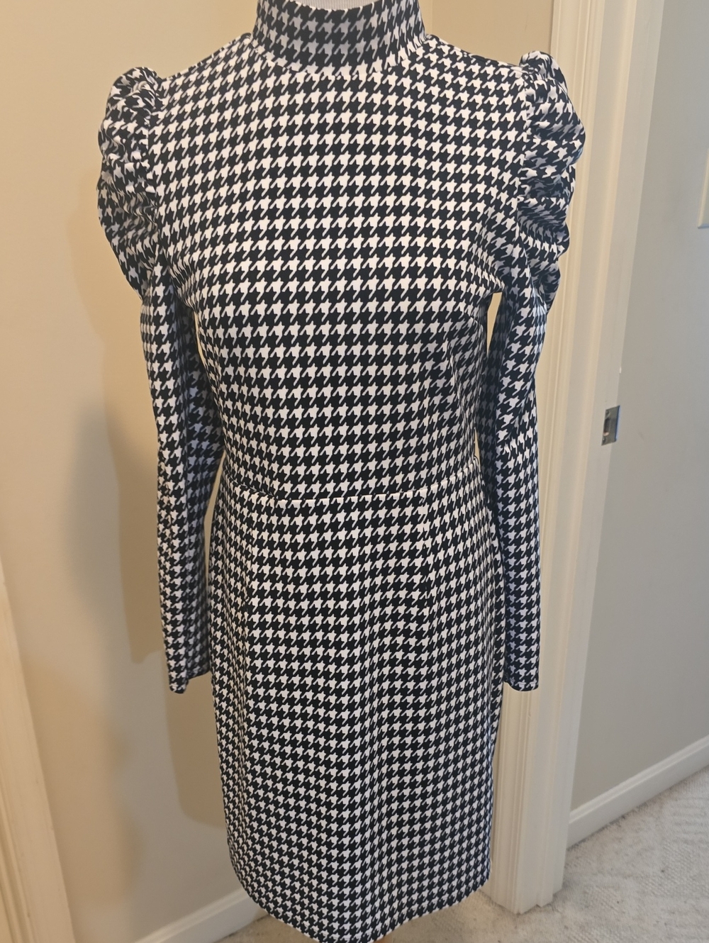 Bar III Black and White Houndstooth Puff-Sleeve Dress
